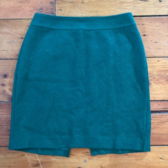 Green size 4 banana republic skirt with gold zipper at back. Holiday, party - Picture 1 of 6